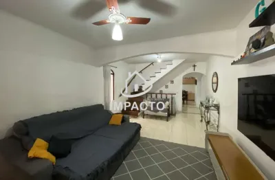 Casa à venda com 3 quartos sendo 1 suíte e 2 vagas à venda