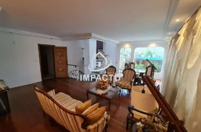 Tríplex com 600m², 4 quartos, 4 vagas e piscina privativa.