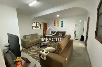 Sobrado com casa principal contendo 4 quartos sendo 1 suíte e mais 4 casas no terreno à venda