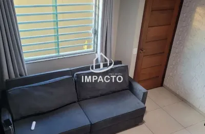 Sobrado em condomínio fechado com 2 suítes, móveis planejados e 1 vaga coberta