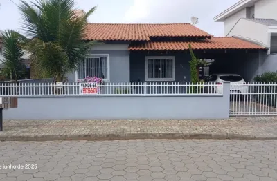 Casa à venda excelente localização em bal. piçarras, 3 dorm. 700m do mar