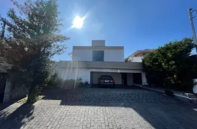 Sobrado 360m² com 3 suítes e 4 vagas aluguel R$: 10.000,00 1 km do  Park Shopping São Caetano e  Network Business Tower  localizado na Rua Brás Cubas, Jardim São Caetano