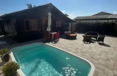 Casa com piscina a venda 'porteira fechada' em praia do meio, palhoça/sc