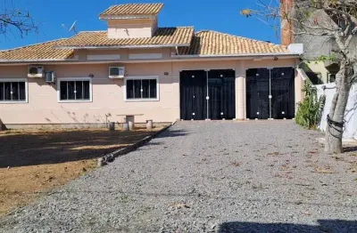 Casa para aluguel anual na praia do meio/praia pinheira