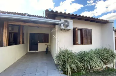 Casa geminada com 2 dormitórios em condomínio fechado próximo ao centro de santa