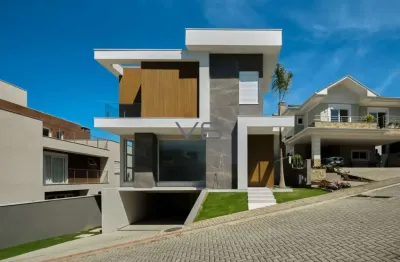 Casa alto padrão com 4 suítes, 369m² privativos, 4 vagas de garagem, no santo inácio, curitiba - pr.