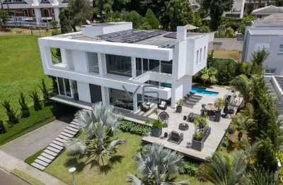 Casa semi mobiliada de alto padrão com 3 suítes, 460m² privativos, em localização privilegiada no bairro campo comprido, curitiba - pr.