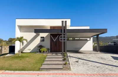 Casa térrea com 300m² privativos, 4 quartos, 2 vagas de garagem, em guaropaba - sc.