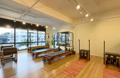 Sala comercial com 132,59 m², 2 vagas de garagem, no cabral, curitiba-pr.