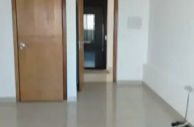 Sala , bastante arejada localizada  na Av. Senador Virgílio Tavora