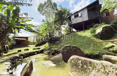 Sítio com casa, lagoa, estrutura rural e fácil acesso à cidade