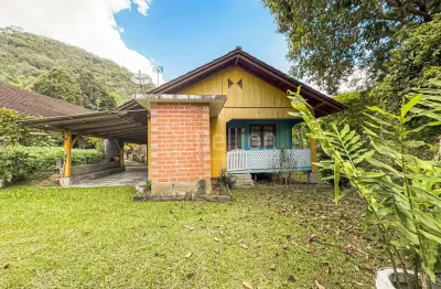 Sítio com casa em madeira de lei e riqueza em água em rio dos cedros