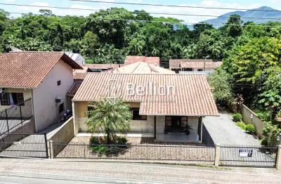 Casa com 3 quartos, área de festas, garagem e amplo terreno na rua porto alegre no tapajós em indaial!