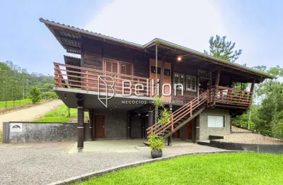 Chalé no centro de benedito novo com terreno amplo e alto potencial de uso