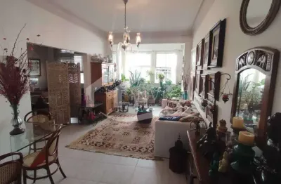 Maravilhoso dois quartos reformado no posto 5 de copacabana !!!