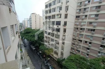 Maravilhoso apartamento original de três quartos com varanda e vista para o mar em copacabana