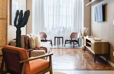 Maravilhoso quarto e sala com dependência reformado em rua nobre!!!