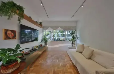 Espetacular apartamento de 3 quartos no reformado no leblon