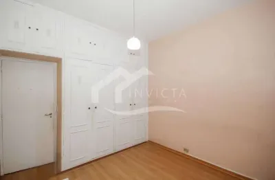 Belíssimo apartamento de dois quartos, em ótima localização em copacabana