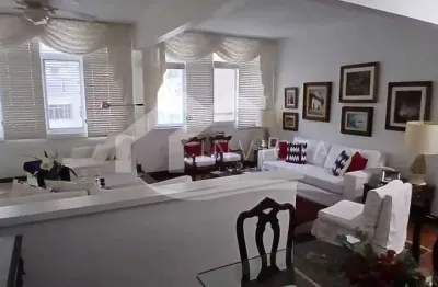 Maravilhoso apartamento três quartos revertido para dois em rua nobre