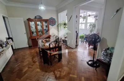 Maravilhoso 3 quartos em uma rua nobre, a uma quadra da praia.