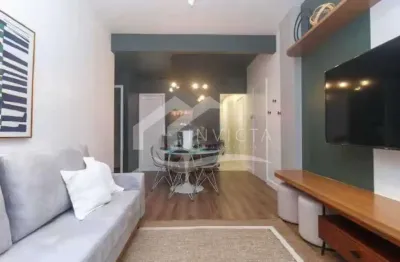 Apartamento de 2 quartos com excelente localização no leblon, a apenas duas quadras da praia.