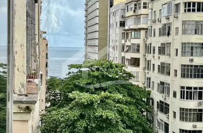 Maravilhoso apartamento   de frente para a rua , com uma varanda  ótima para aproveitar a vista