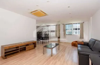 Excelente apartamento de 3 quartos revertidos para 2 quartos , com sala ampla , próximo a praia com 1 vaga na escritura