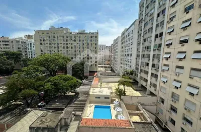 Maravilhoso conjugado dividido em quarto e sala no posto 6, dois minutos da praia