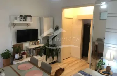 Quarto e sala reformado de 45m², vista livre e localização estratégica em botafogo