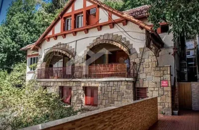 Raridade em copacabana! ampla casa com 500 m² de terreno na rua santa clara