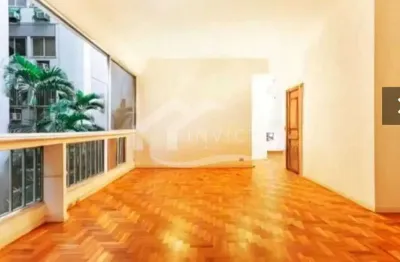 Belíssimo apartamento localizado na lagoa próximo ao Parque Lage.