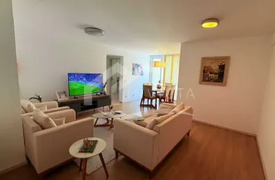 Semi-luxuoso e impecável, este apartamento de 92m² oferece um ambiente acolhedor e sofisticado