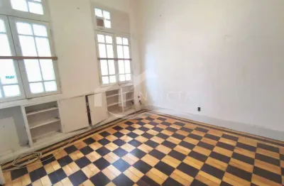 Apartamento de frente,  com ótima iluminação e fácil acesso a serviços, lazer e transporte.