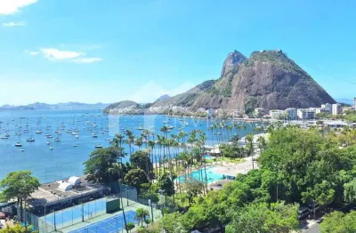 Excelente apartamento cobertura de 2 quartos, com vaga na escritura, varanda , sauna, hidromasagem, e com vista panoramica para o pão de açucar e a bahia de guanabara. Em frente  a ufrj urca.