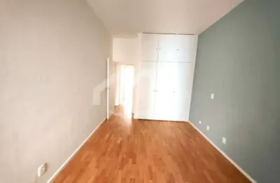 Venha morar na rua mais sofisticada do Leblon, no quarteirão da praia.