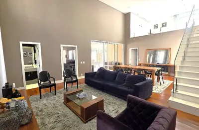 Casa em condomínio para locação com 3 quartos, sendo 3 suítes, 274m²