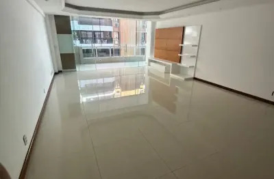 Apartamento reformado de alto padrão há segunda quadras do mar