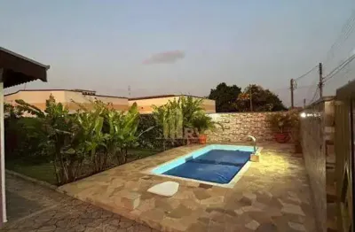 Excelente casa térrea toda avarandada com 4 dormitórios, quintal com churrasqueira e piscina.