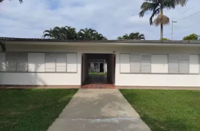 Aluga se casa pra temporada em caiobá  , duas casas no terreno , com 04 dormitórios .
