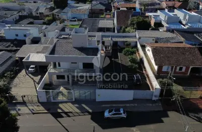 Sobrado com 03 dormitórios sendo 01 suíte com sacada e terreno amplo no jardim karla