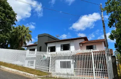 Casa alto padrão com elevador em condomínio fechado