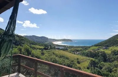Casa a venda na praia do silveira com vista pro mar - garopaba/sc