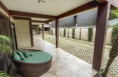 Casa com 4 quartos em condomínio fechado próximo à praia do rosa norte