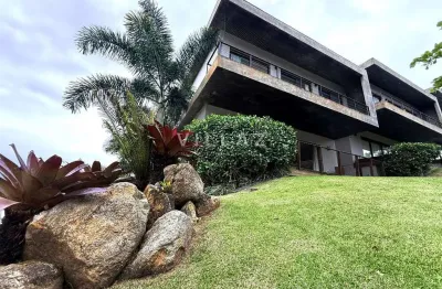 Casa esquina, próximo a praia do silveira.  perfeito p/ moradia ou investimento