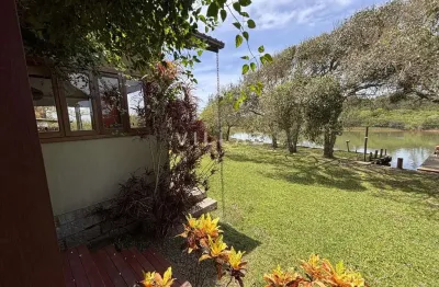 Propriedade com uma casa térrea e um chalé estilo serrano a venda em frente ao r