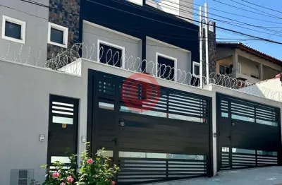 Sobrado novo para locação em santo andré-sp com 96m2, 2 quartos sendo 2 suítes, 2 salas e 1 vaga de garagem!