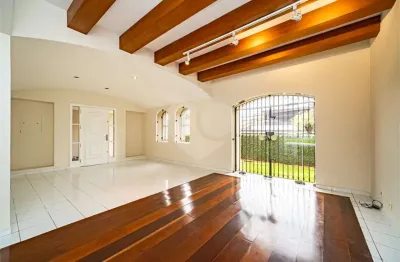 Casa com 3 quartos para alugar na Garopaba, Pacaembu, São Paulo