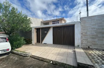 Casa com 4/4 sendo 1 suíte master com varanda em rua tranquila no feitosa