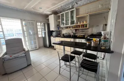 Casa com entrada independente com galpão e sala comercial no melhor da jatiuca